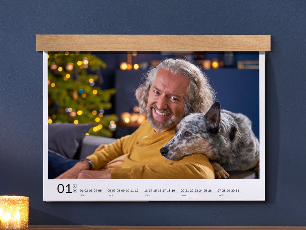 A3 landskapsfotoväggkalender med träspiralomslag och foto av en man och hans hund
