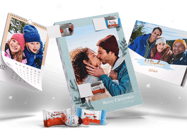 Produktmix aus einem Foto-Adventskalender mit kinder-Schokolade, einem Fotokalender und einem Pixum Fotobuch. Alle Produkte haben winterliche Fotos. Davor liegen ein paar kinder-Schokoladen