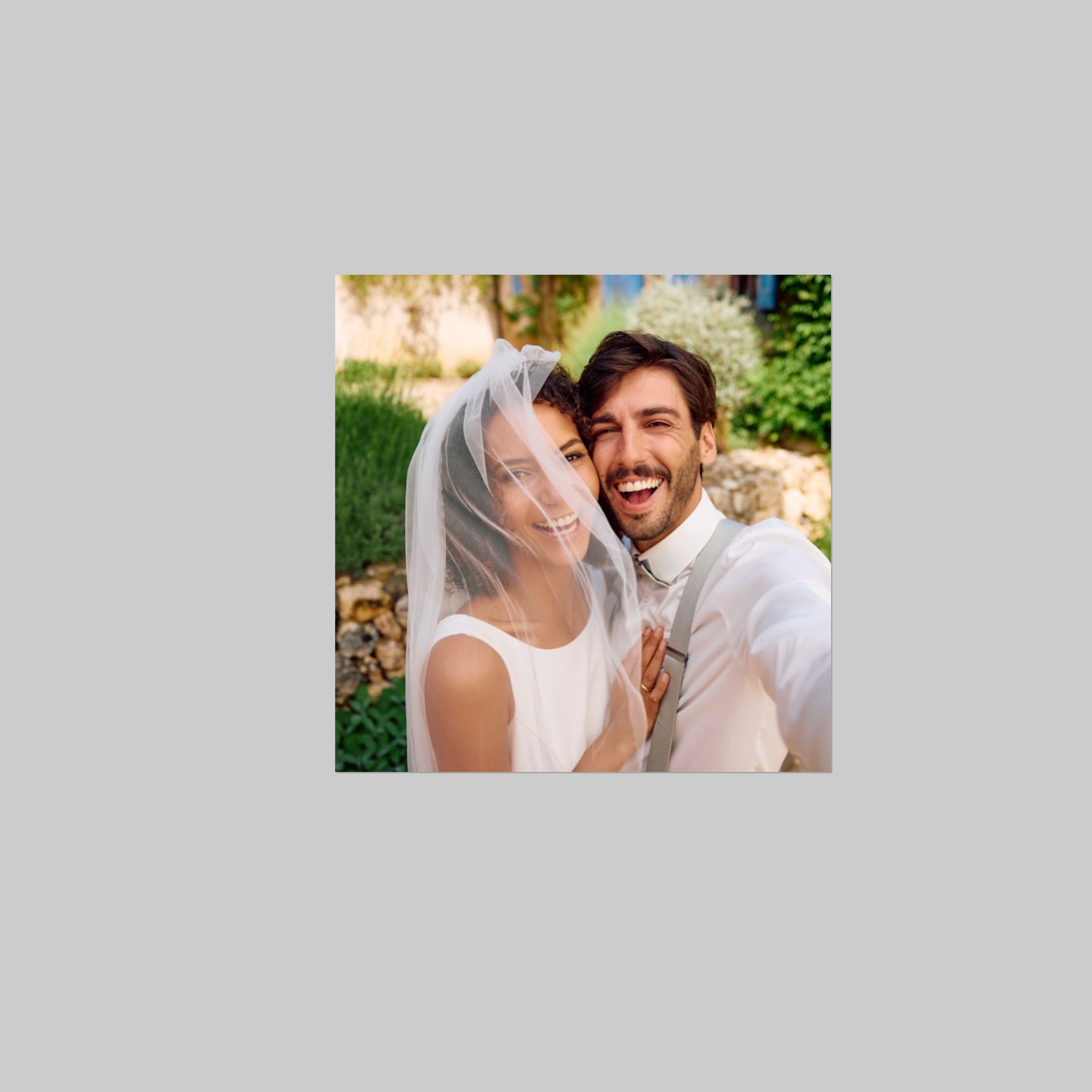 Un poster de 1x1 m avec un selfie d'un couple marié.