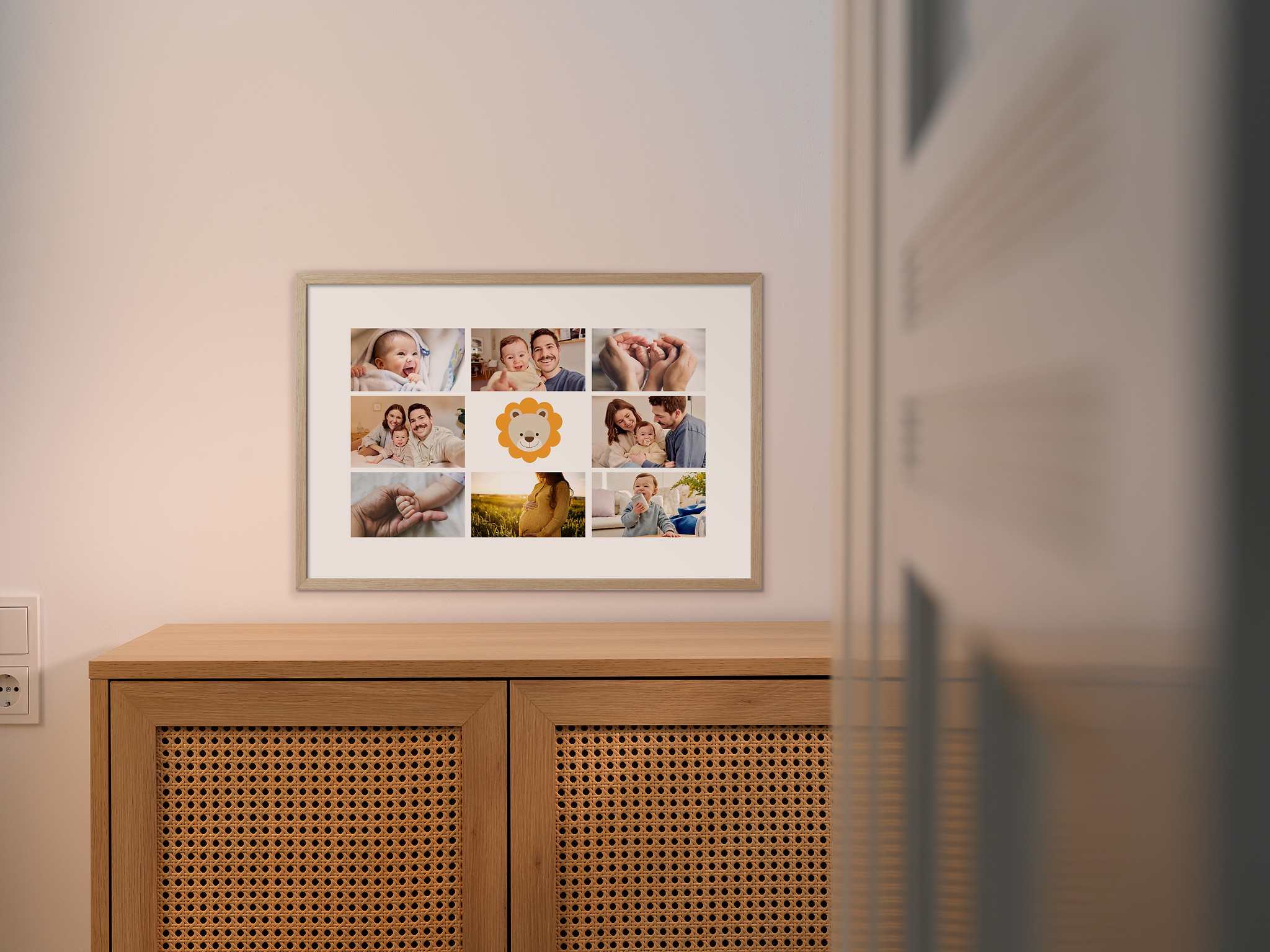 Collage van babyfoto's in een houten lijst aan een muur.