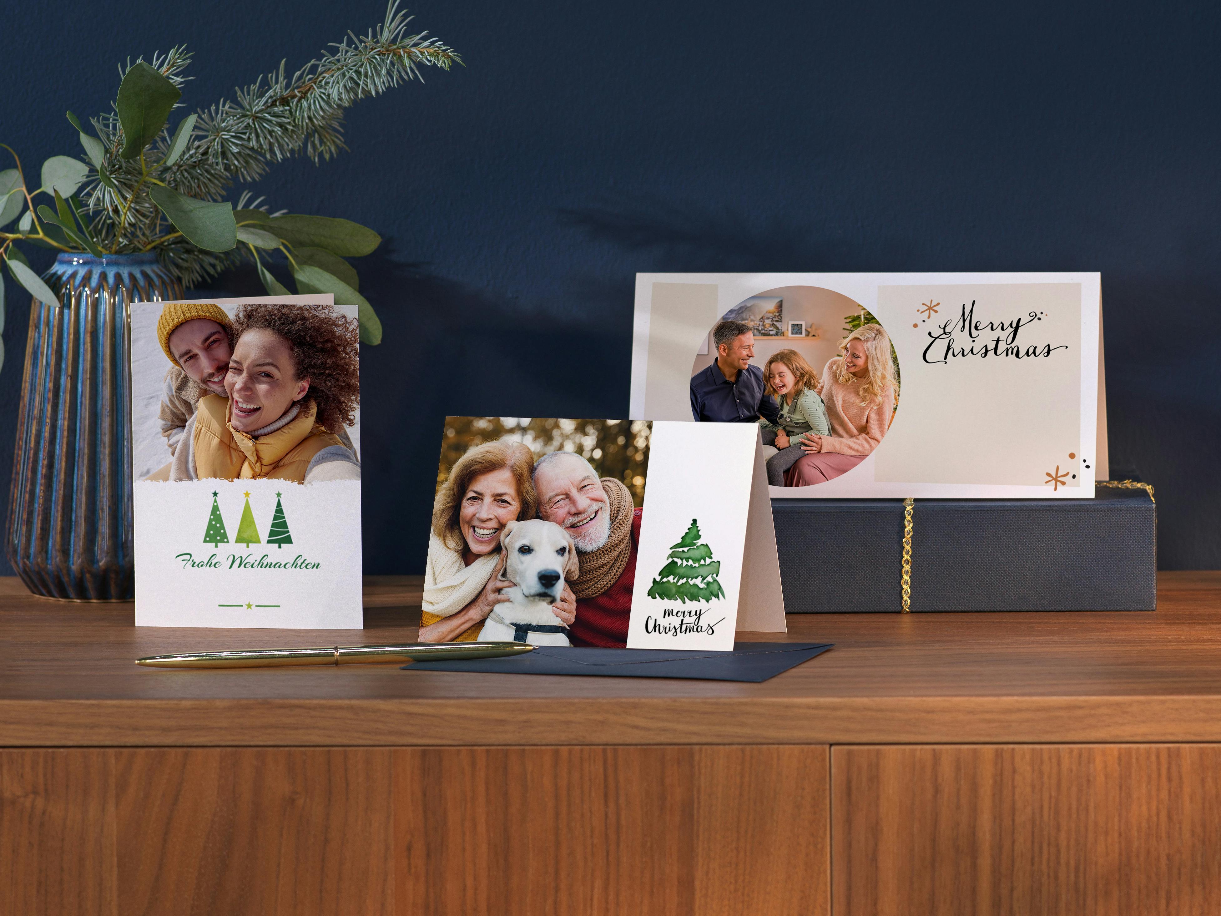 Drei Fotogrußkarten mit Familienfotos und weihnachtlichen Designs