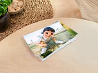 Pile de tirages photo sur une table Pile de tirages photo avec une image de petite fille