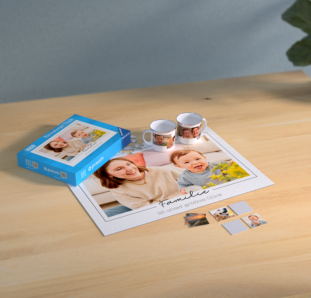 Fotopuzzle, Fototasse und Foto-Memo sind mit Bildern von einer Mutter und ihrem kleinen Kind gestaltet und liegen auf einem Holztisch auf. 