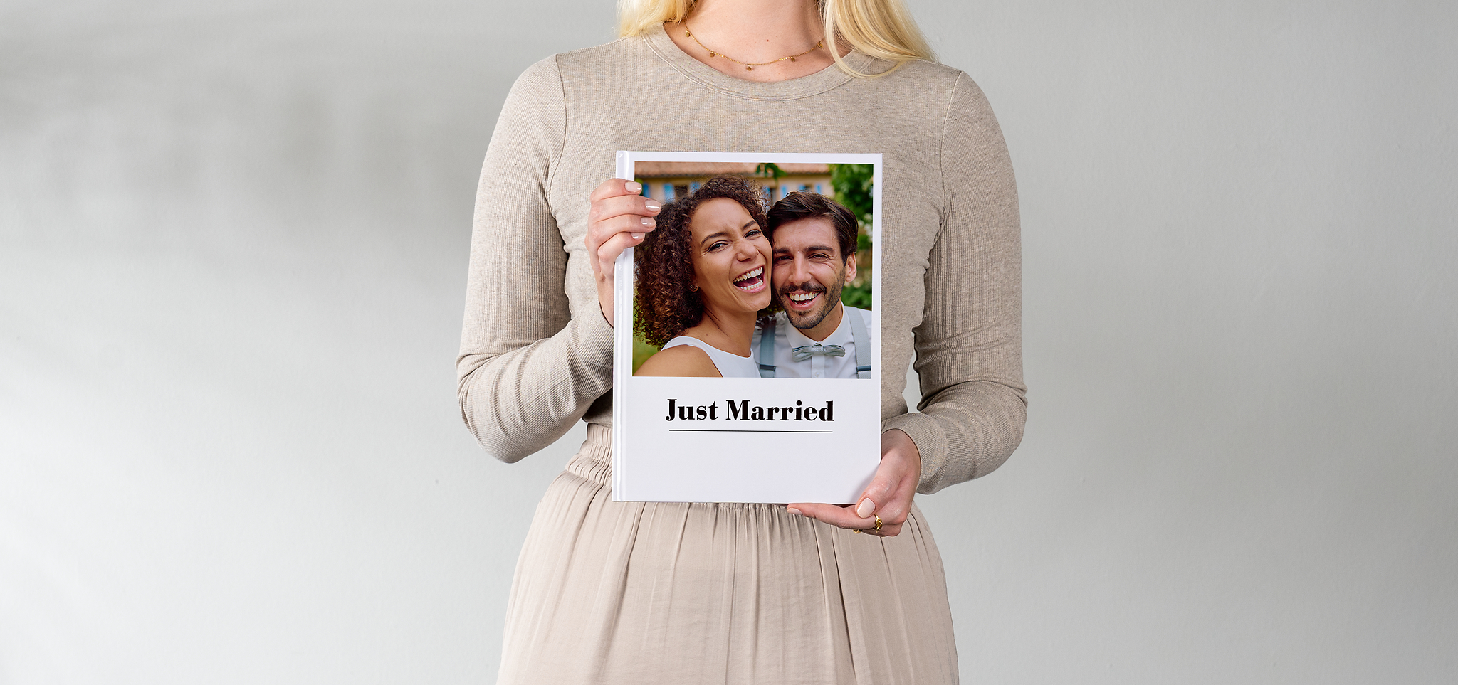 Pixum Fotobuch groß im Hochformat mit einem Pärchenfoto in Bordeaux auf dem Cover