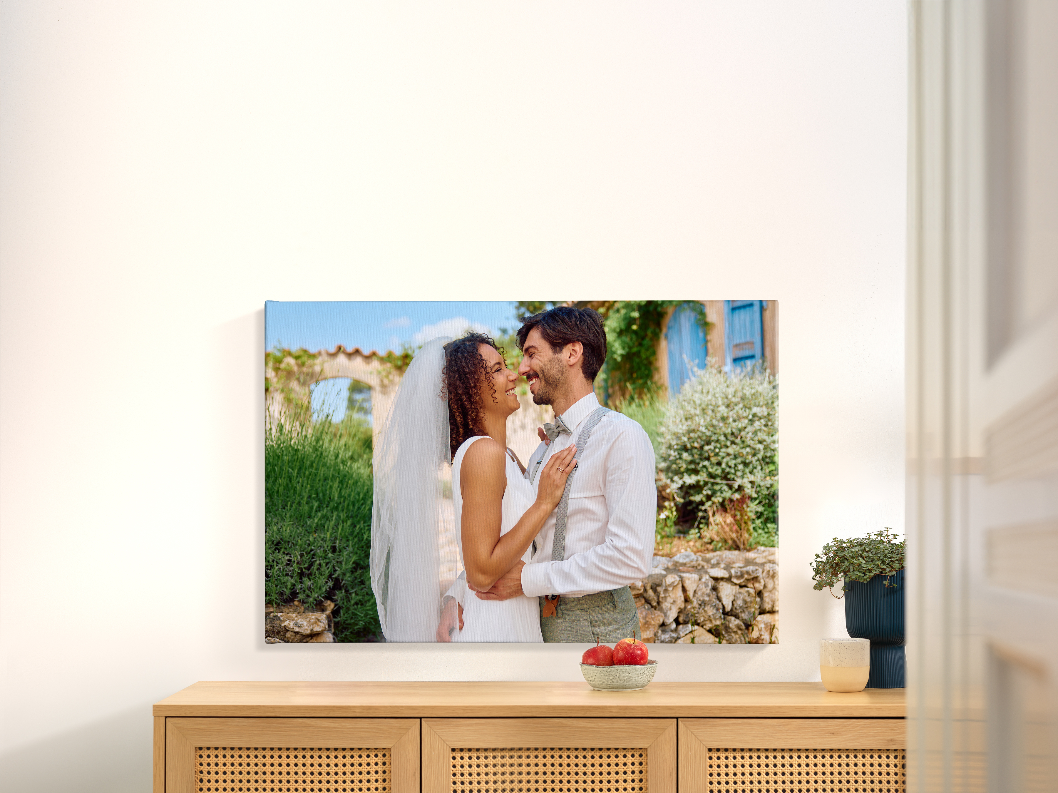 Fotoleinwand  in den Maßen 120 x 80 cm an einer Wand mit Motiv eines Pärchens.