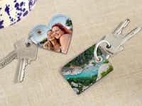 Llaveros personaliazados con fotos de vacaciones Llaveros personaliazados con fotos de vacaciones puestos uno al lado de otro sobre una  mesa