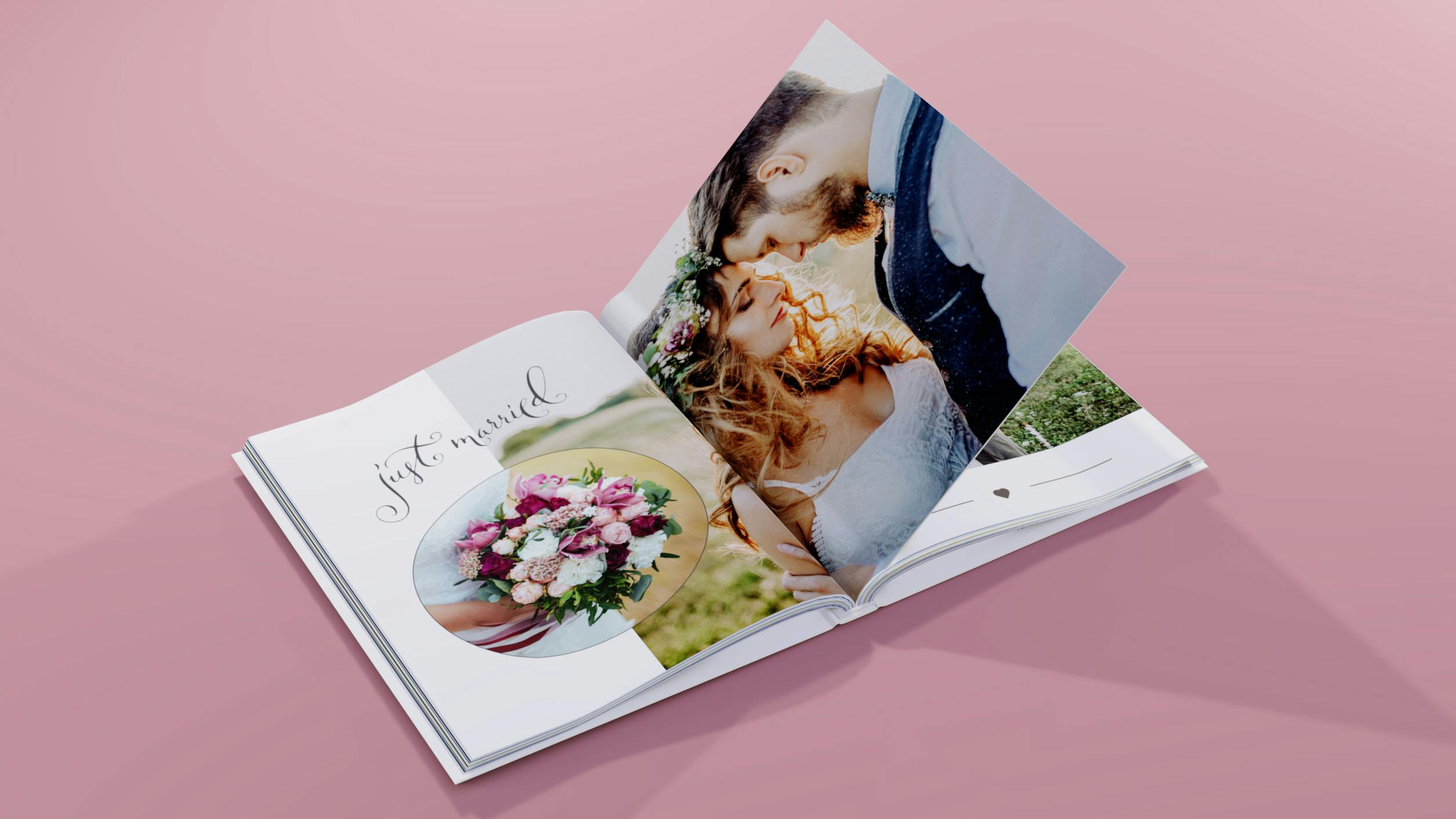 Opengeslagen fotoboek in staand formaat met trouwfoto's op een roze achtergrond