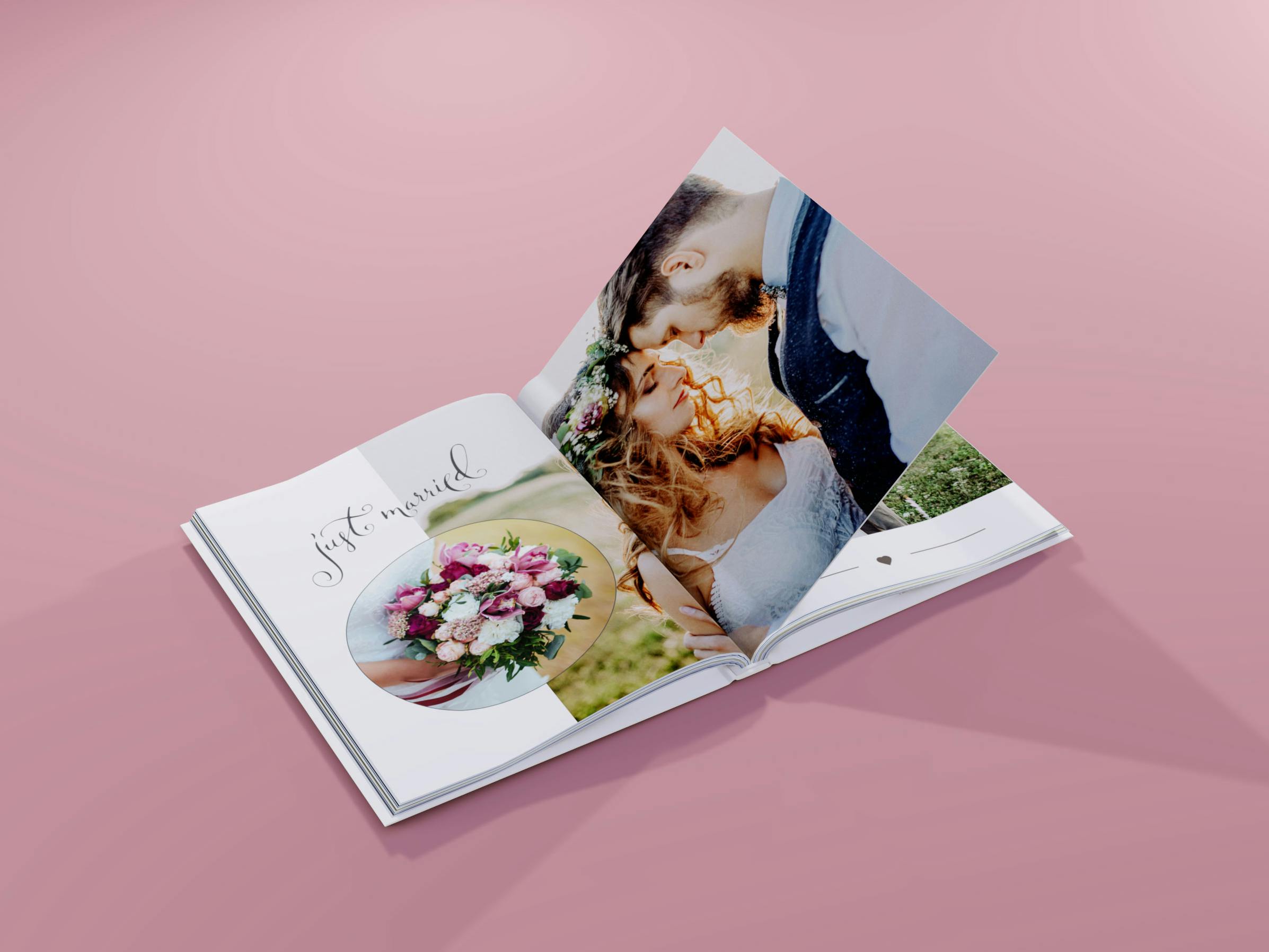 Opengeslagen fotoboek in staand formaat met trouwfoto's op een roze achtergrond