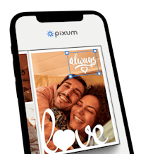 Sticker in der Pixum App Auf einem Smartphone wird gezeigt, wie man in der Pixum App ein Fotobuch mit Cliparts verzieren kann.