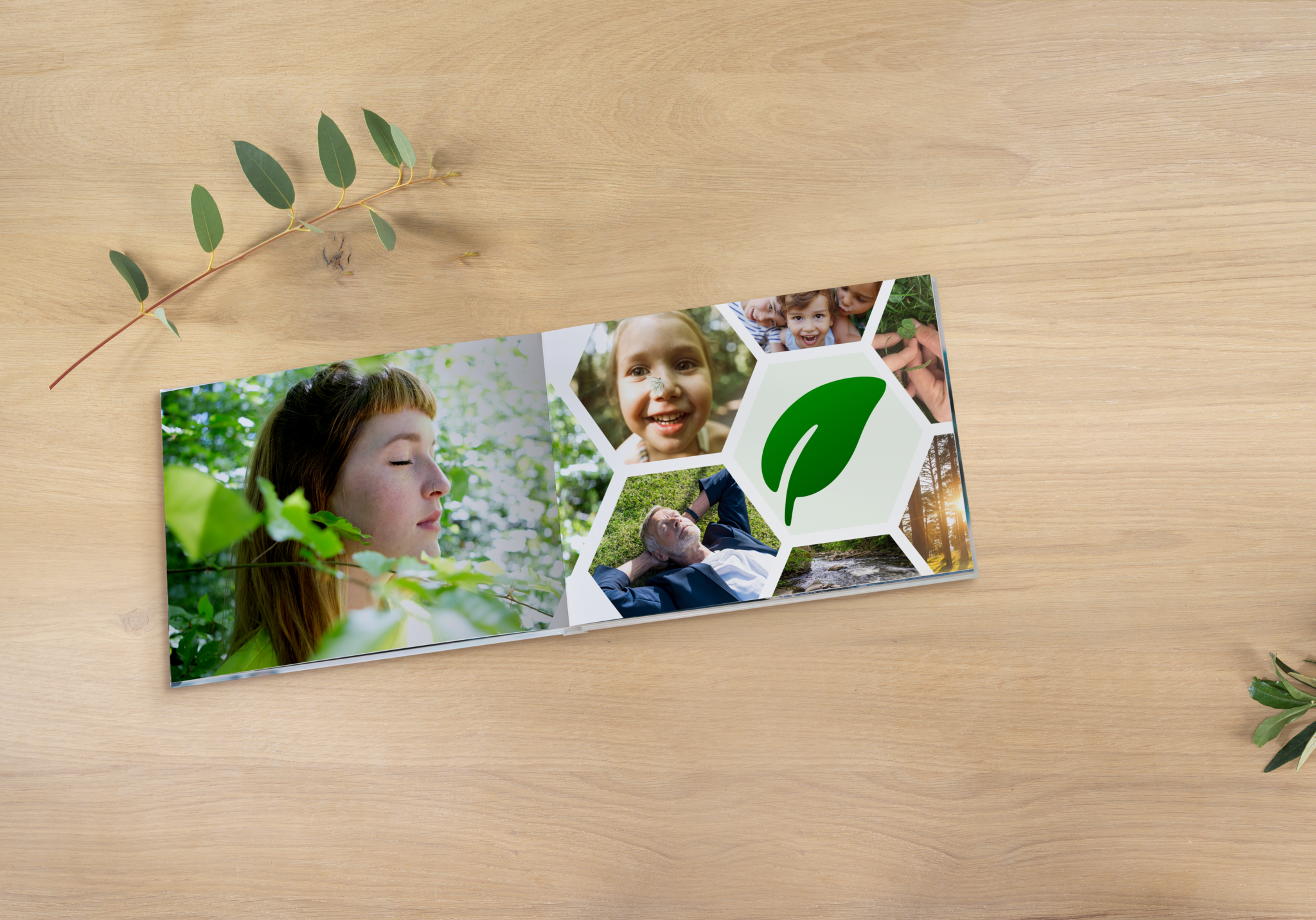Aufgeschlagenes Pixum Fotobuch im nachhaltigen Design auf einem Holztisch