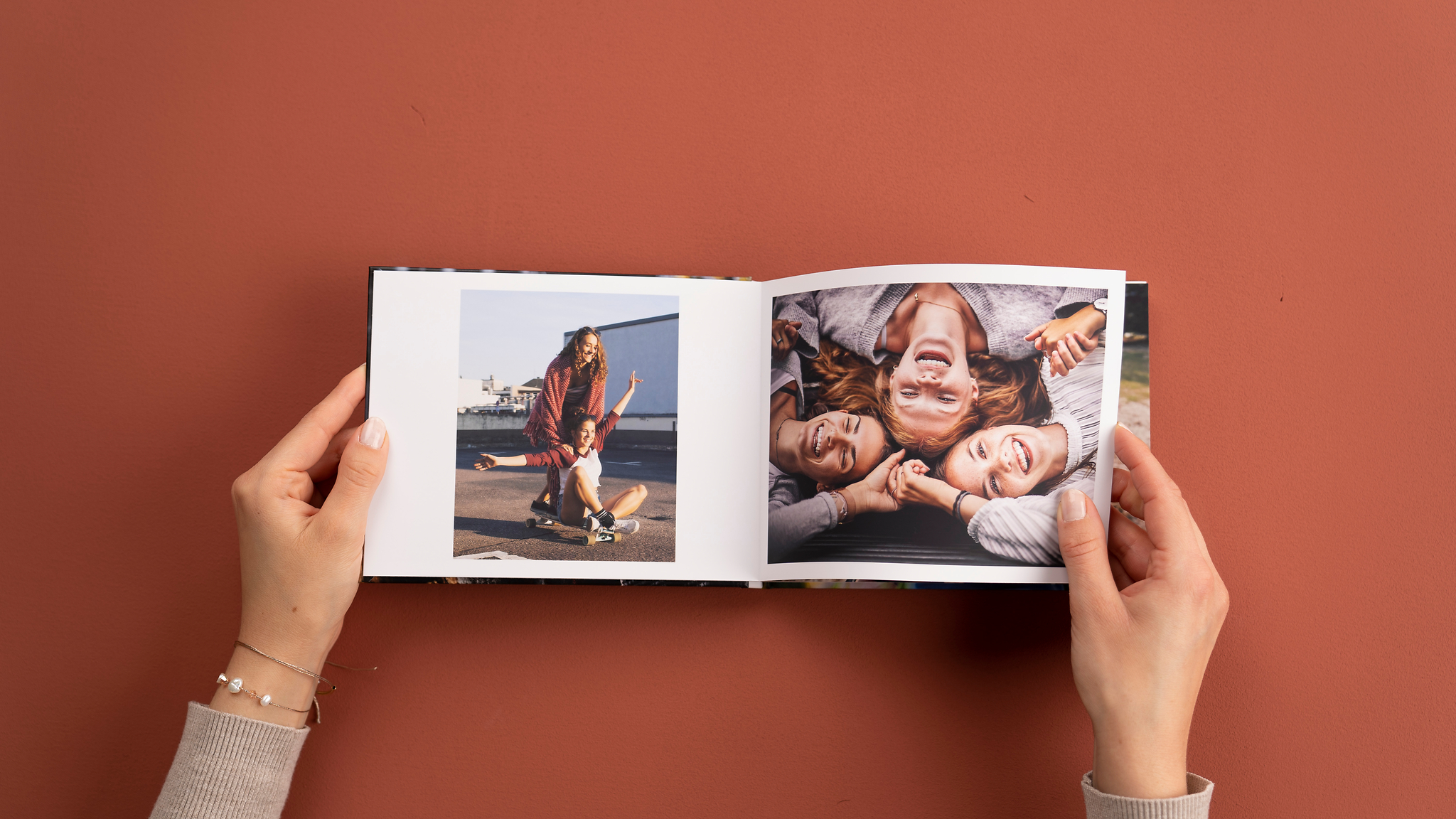 Een klein fotoboekje dat openligt met daarin foto's van vriendinnen