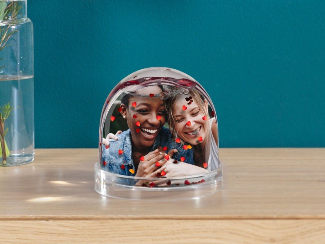 Boule transparente avec coeurs et photo de deux femmes