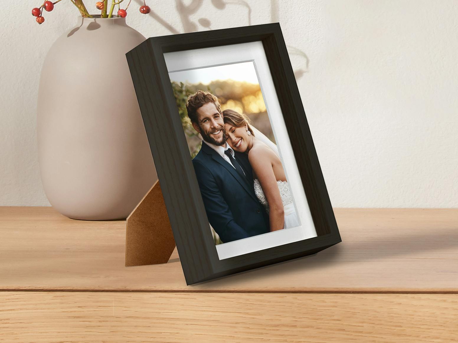 Tirage photo dans un cadre à poser avec une photo de mariage