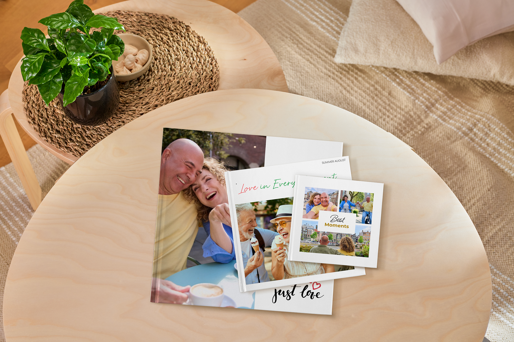 Drei Fotobücher in verschiedenen Größen liegen auf einem Tisch und zeigen Bilder von Pärchen.