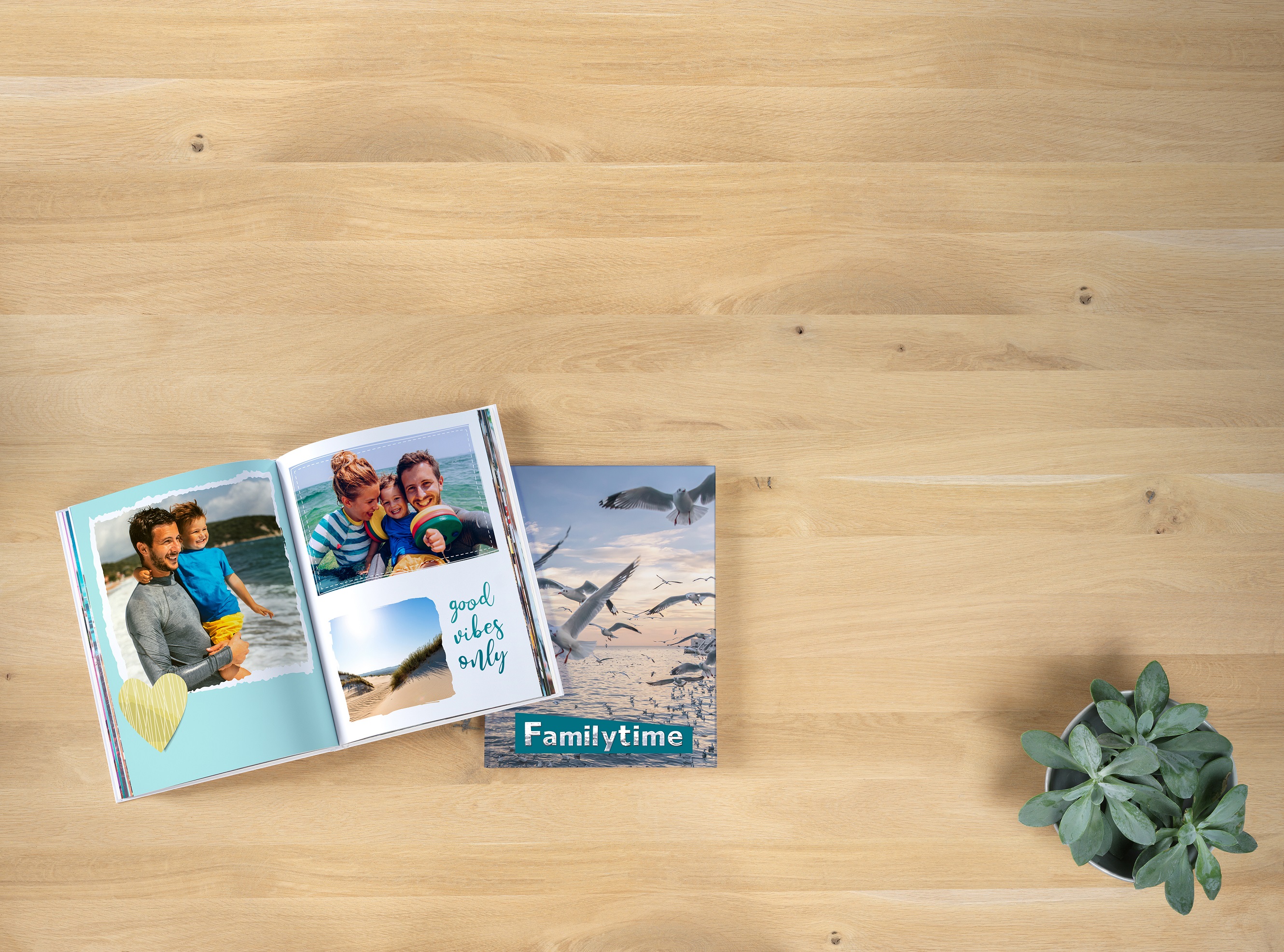 Een geopend fotoboek met foto's van een familie aan het strand.