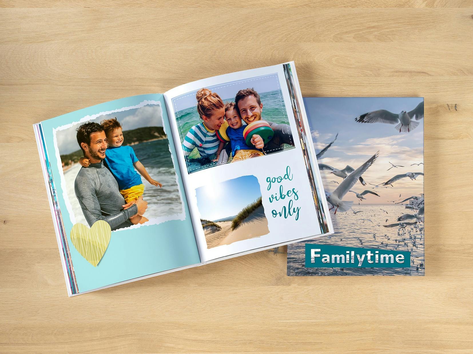 Livre photo Pixum en format portrait avec des photos d'une famille à la mer
