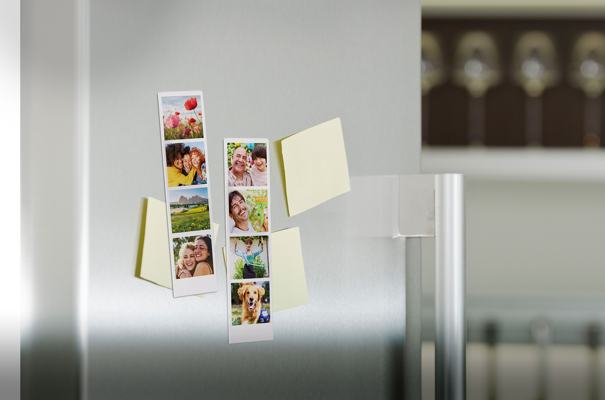 Segnalibri magnetici con foto di amici e parenti attaccati al frigorifero