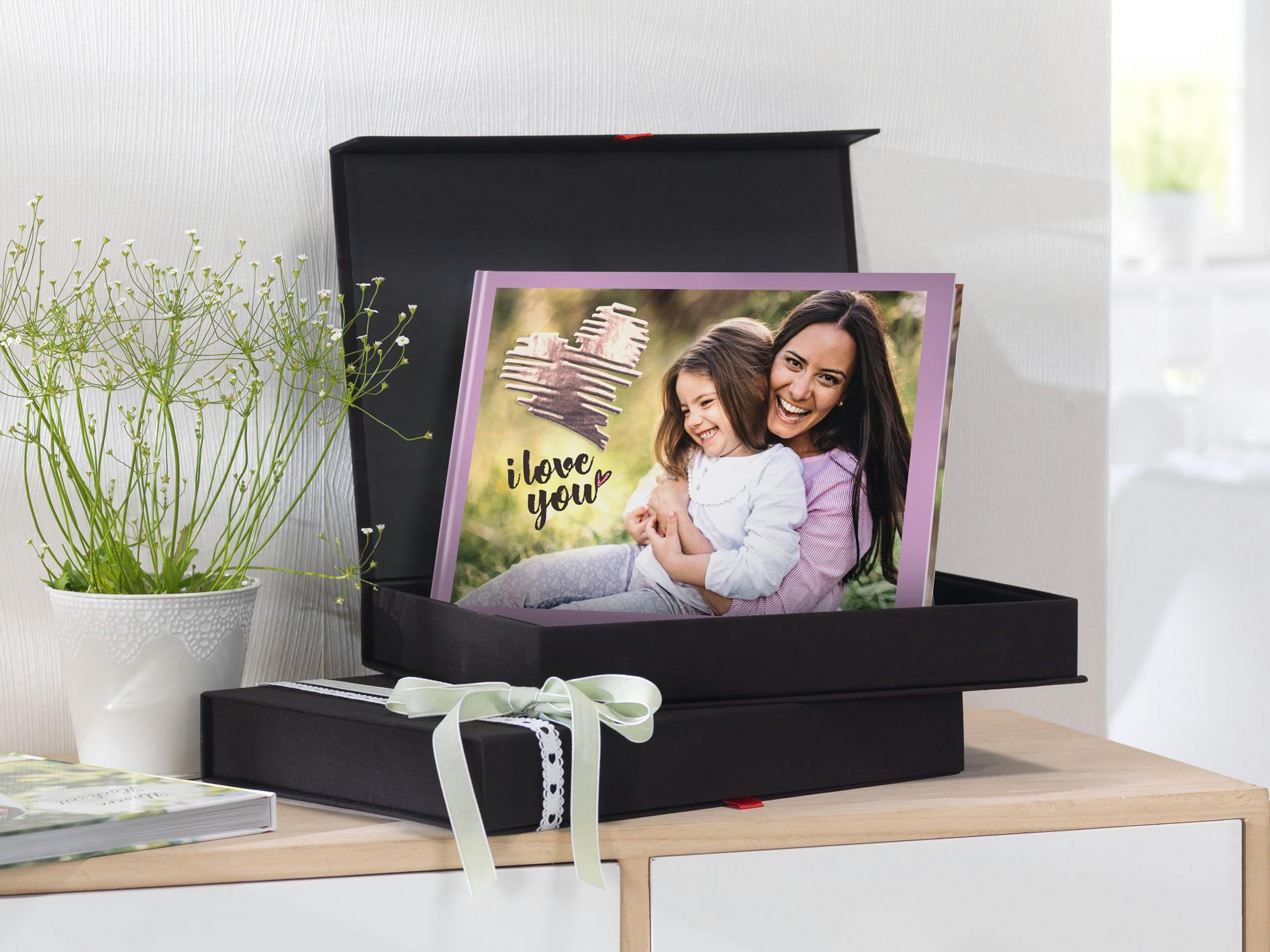 Fotobog i tværformat med et forårsmotiv af mor-datter-motiv i en sort gaveæske