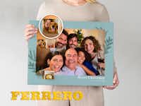 Foto-Adventskalender mit Fototürchen und Schokolade bestellen Foto-Adventskalender mit Schokolade von Tonys Chocolonely in der Hand gehalten