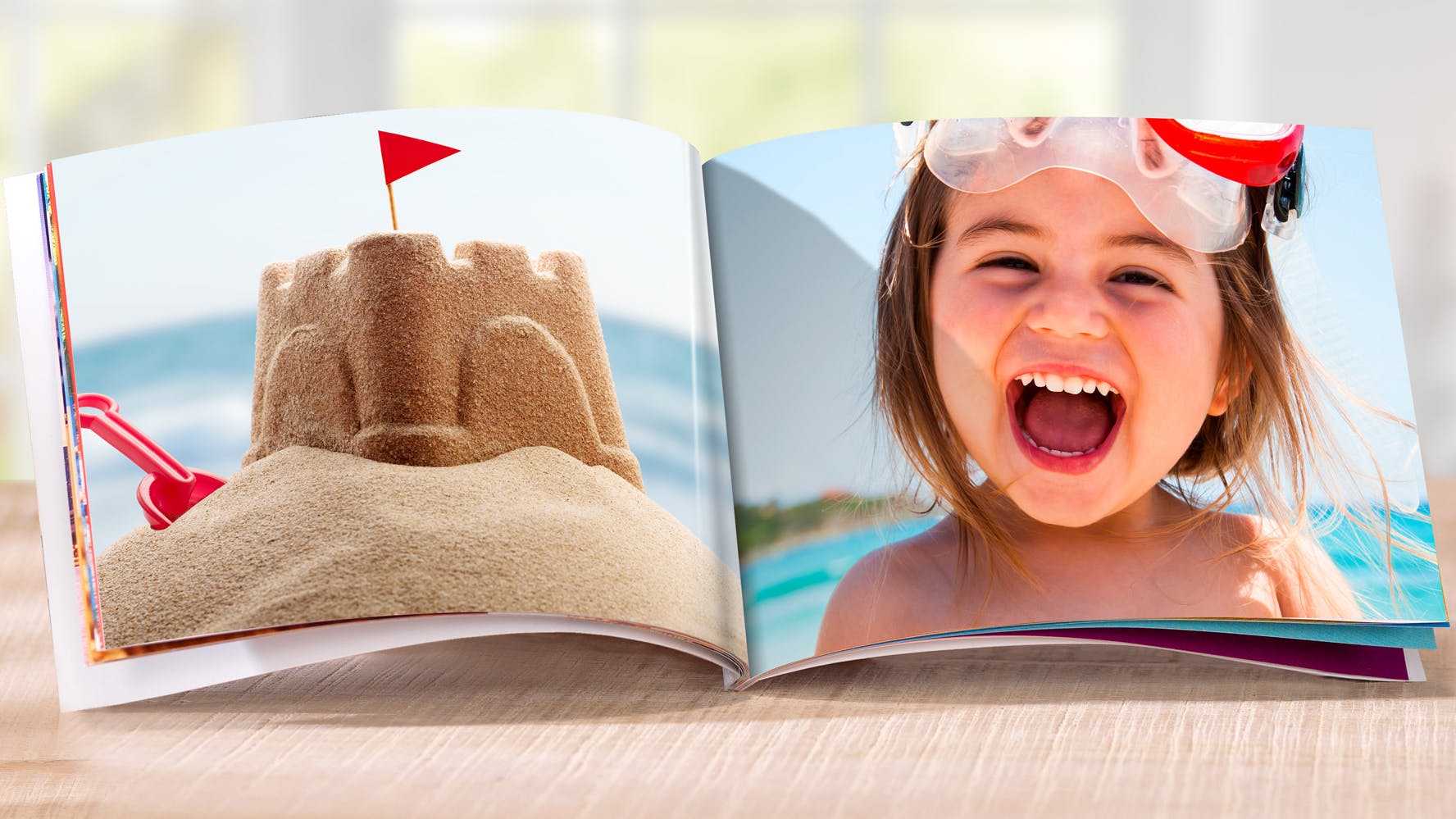 Mini livre photo carré avec une photo d'enfant à la plage