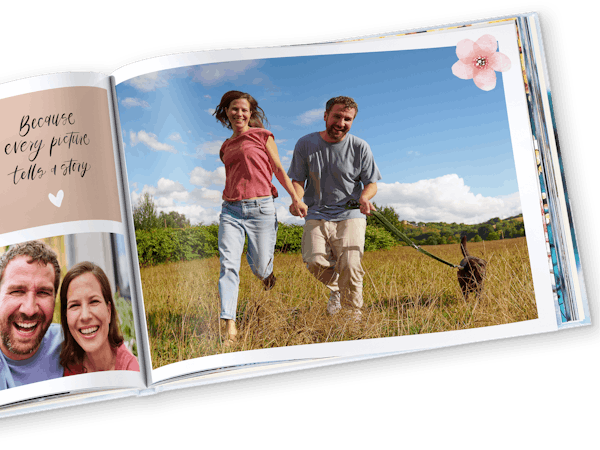 Pixum Fotobuch erstellen Aufgeschlagenes Pixum Fotobuch im Querformat mit Pärchenbildern im Frühling