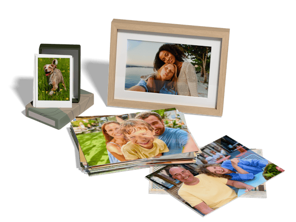 Ein Stapel Fotoabzüge, einzelne Fotostreifen und ein Foto im Rahmen mit sommerlichen Urlaubsfotos