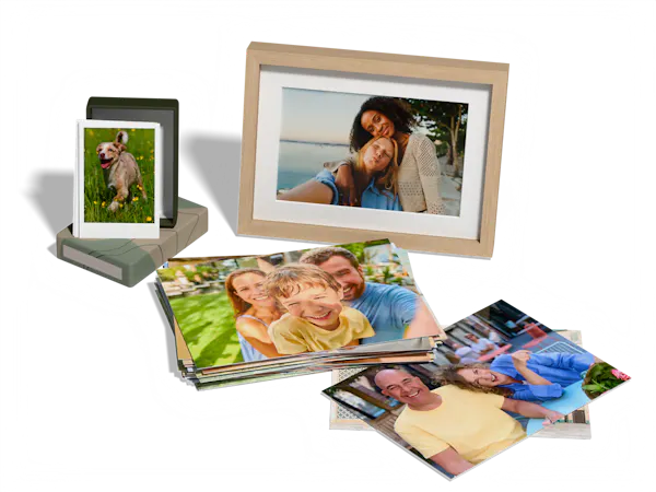 Una pila de fotos, mini fotos retro y una foto enmarcada con imágenes de las vacaciones de verano