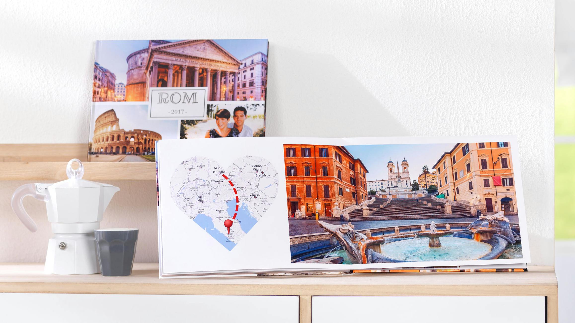 Livre photo de voyage avec des photos de Rome et une carte itinéraire