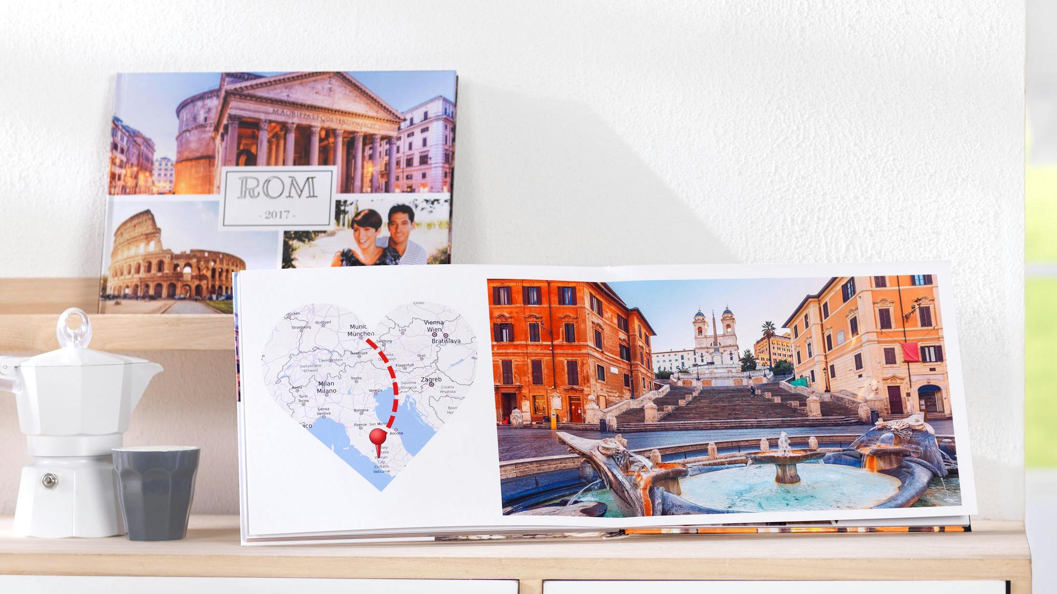 Ein Fotobuch mit Bildern über eine Reise nach Rom und einer Landkarte mit eingefügter Reiseroute
