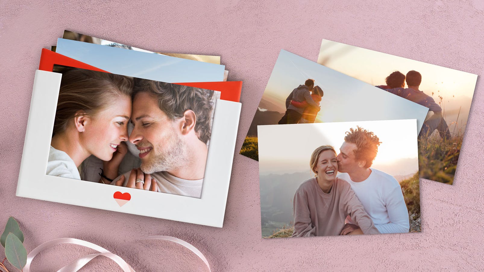 Box photo Pixum avec design "amour" sur un fond rose pâle avec des photos de couple