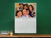 Pixum Fotokalender Vouwkalender A3 met een landschapsfoto op een groene muur