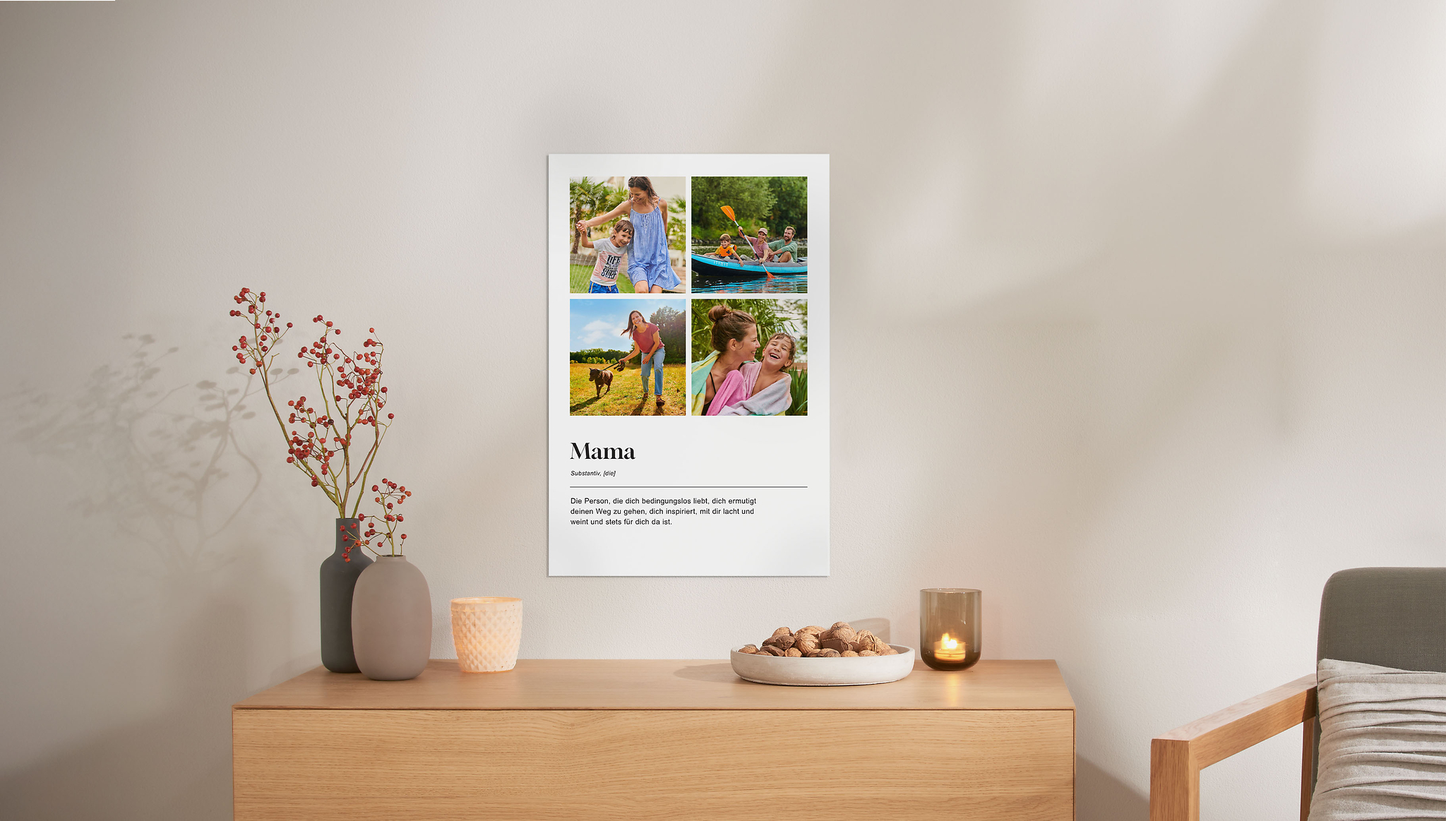 Über einer Kommode hängt ein Fotoposter mit einer Fotocollage. Die Collage zeigt eine Mutter mit ihrem Sohn. Unter der Collage steht "Mama" und eine Definition des Wortes.