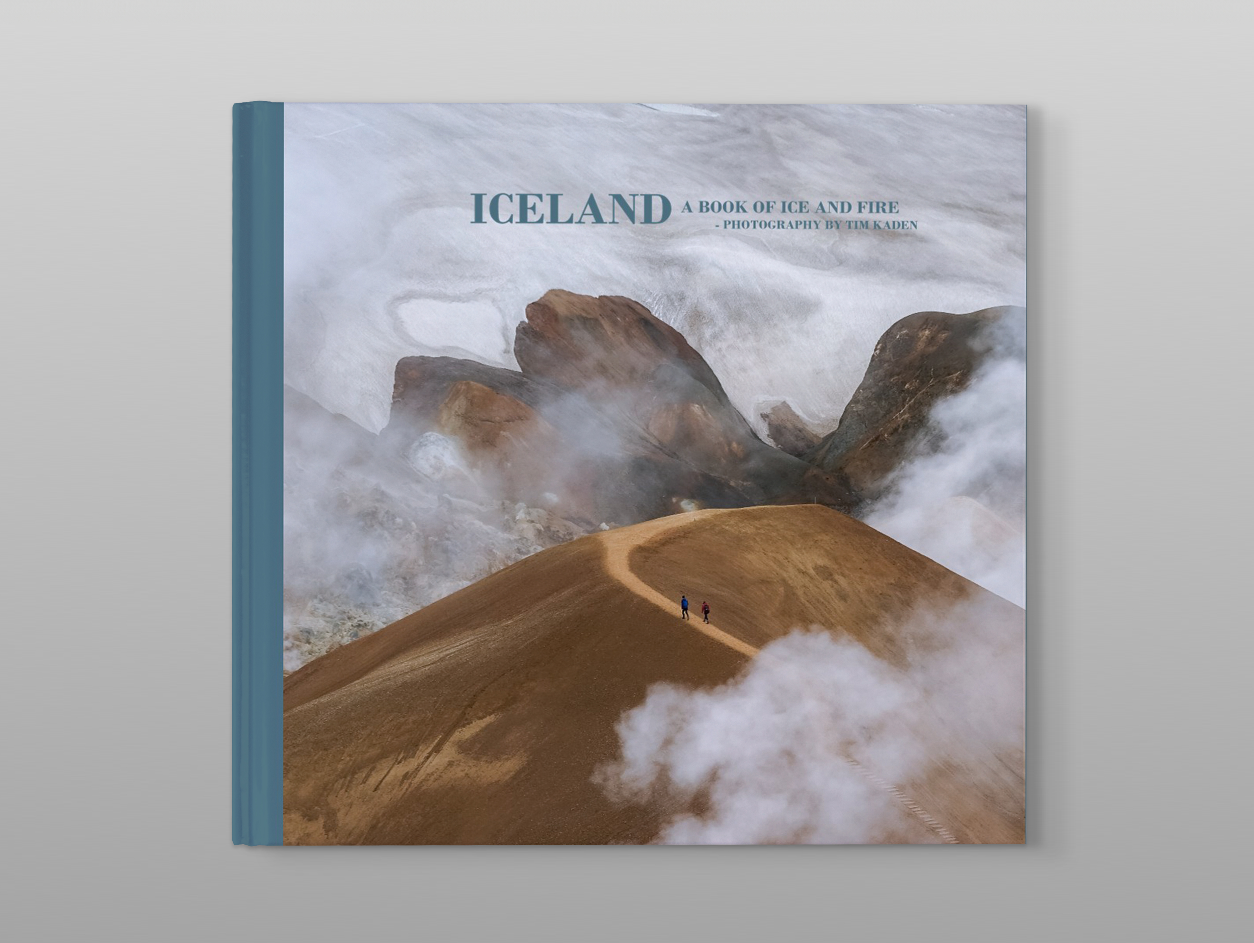 Cover eines Pixum Fotobuch Kundenbeispiels von Island vor grauem Hintergrund