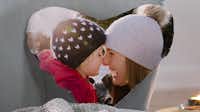 Crea un cuscino a cuore con foto Cuscino fotografico a forma di cuore con la foto di una mamma e della sua bambina in un’atmosfera natalizia