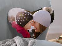 Hartvormig fotokussen ontwerpen Fotokussen in hartvorm met een foto van moeder en dochter in kerstsfeer