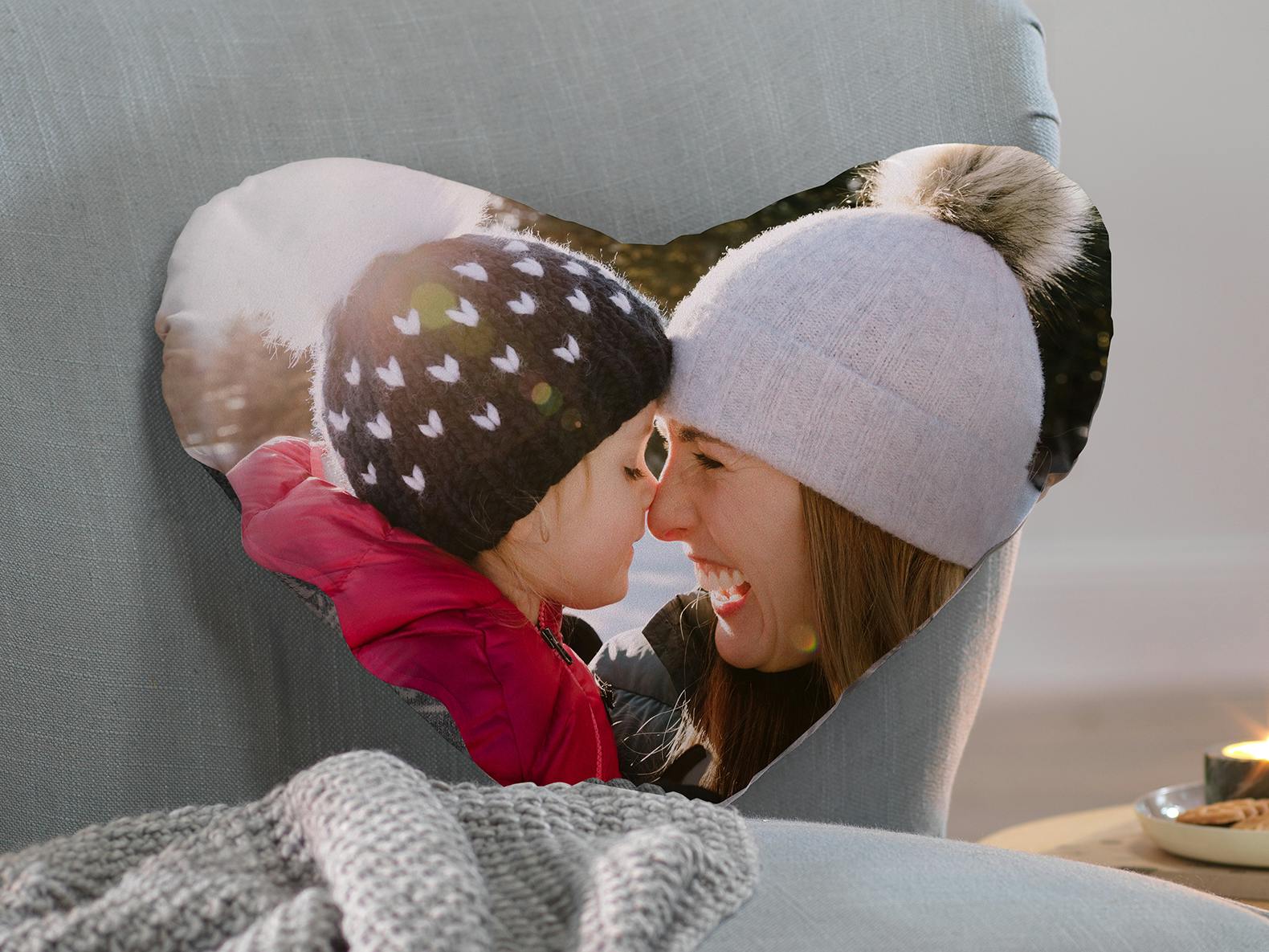 Fotokissen in Herzform mit einem Foto einer Mama mit ihrer kleinen Tochter im weihnachtlichen Ambiente
