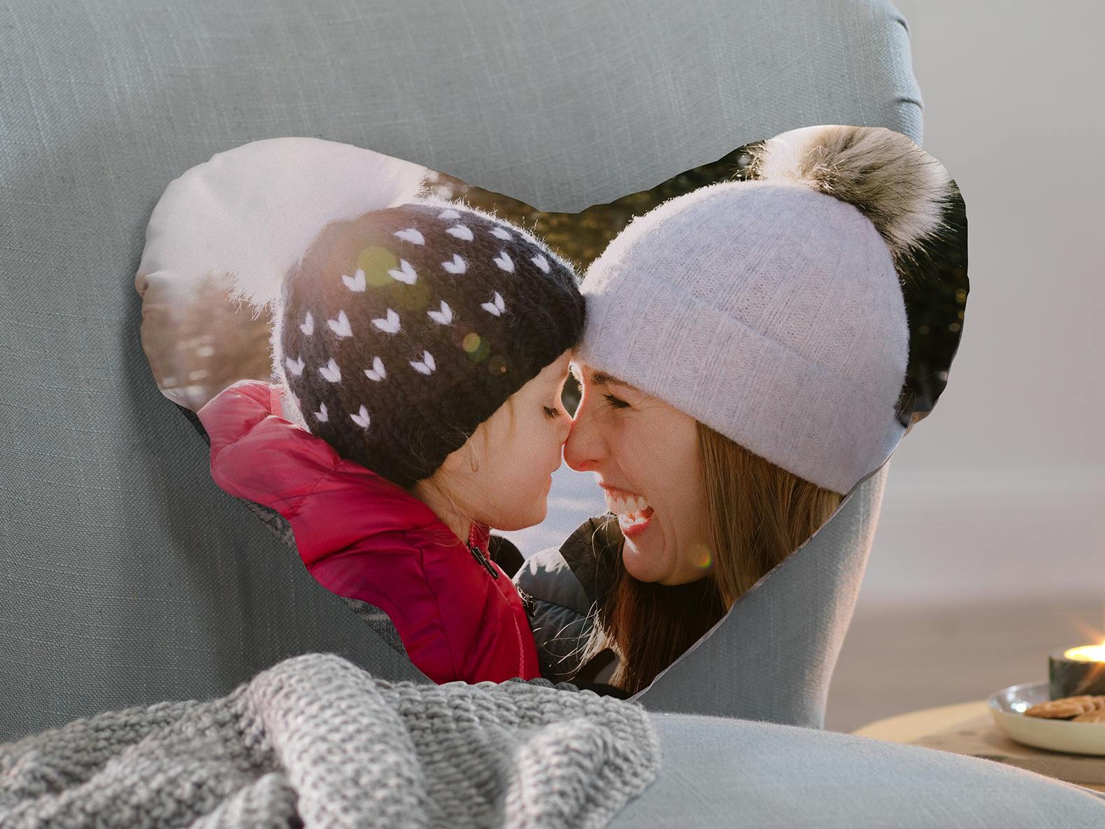 Foto-Herzkissen gestalten Fotokissen in Herzform mit einem Foto einer Mama mit ihrer kleinen Tochter im weihnachtlichen Ambiente