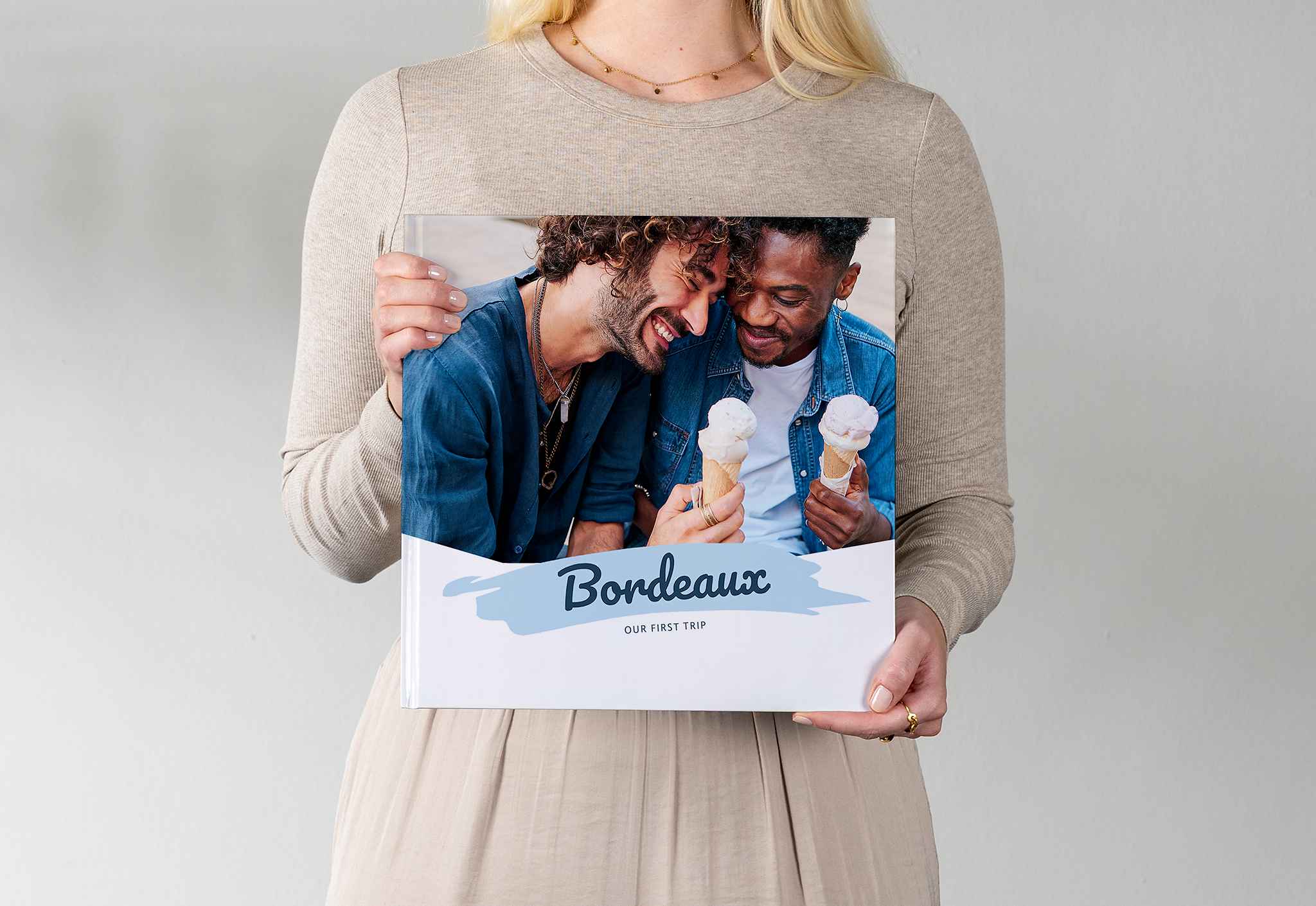 Pixum Fotobuch XL im quadratischen Format mit einem Pärchenfoto in Bordeaux auf dem Cover