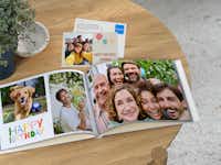 Álbum de fotos de cumpleaños y una postal al lado Álbum de fotos de cumpleaños y una postal al lado, todo puesto sobre una mesa