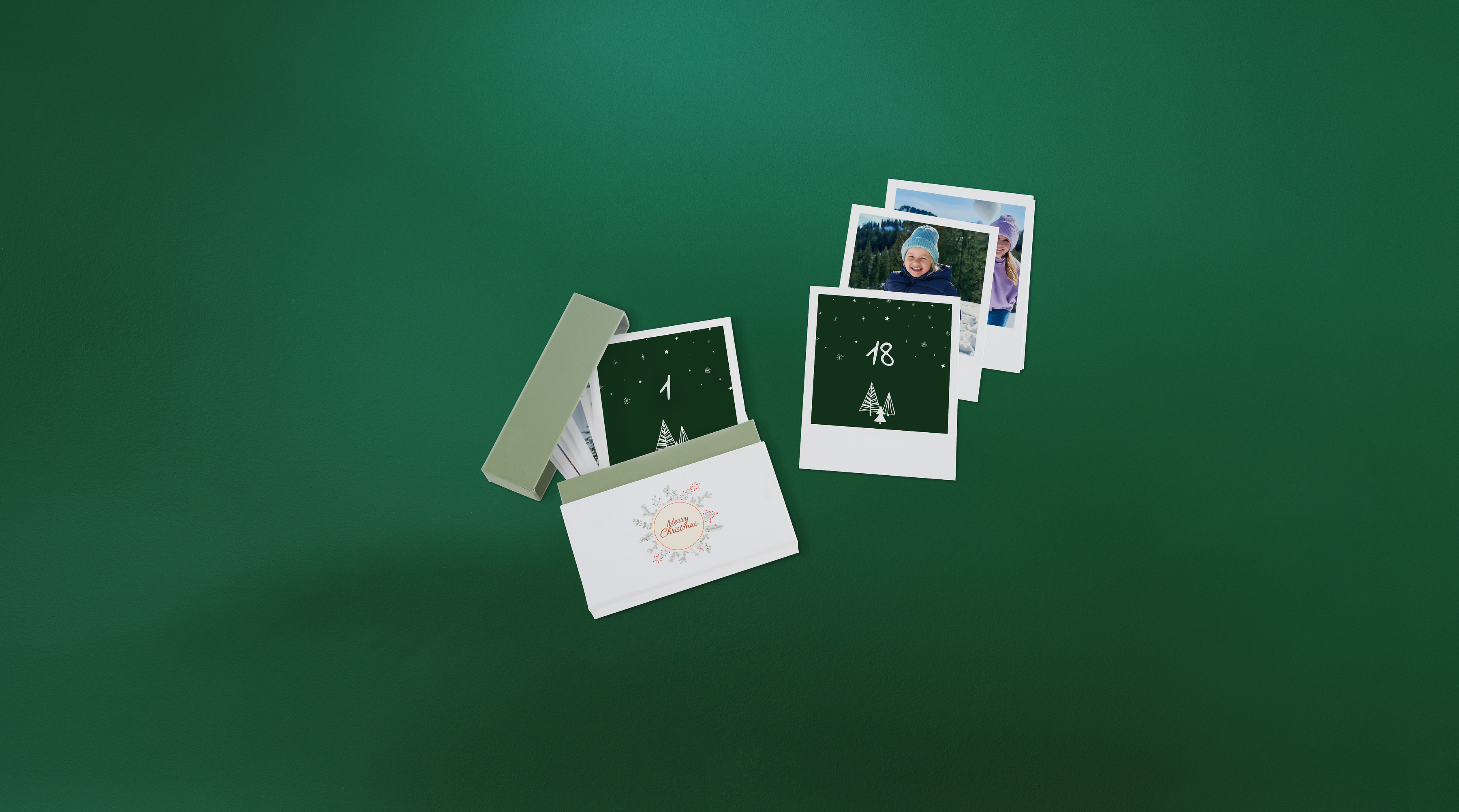 Adventskalender met retro foto's en een groen kerstdesign voor een groene achtergrond