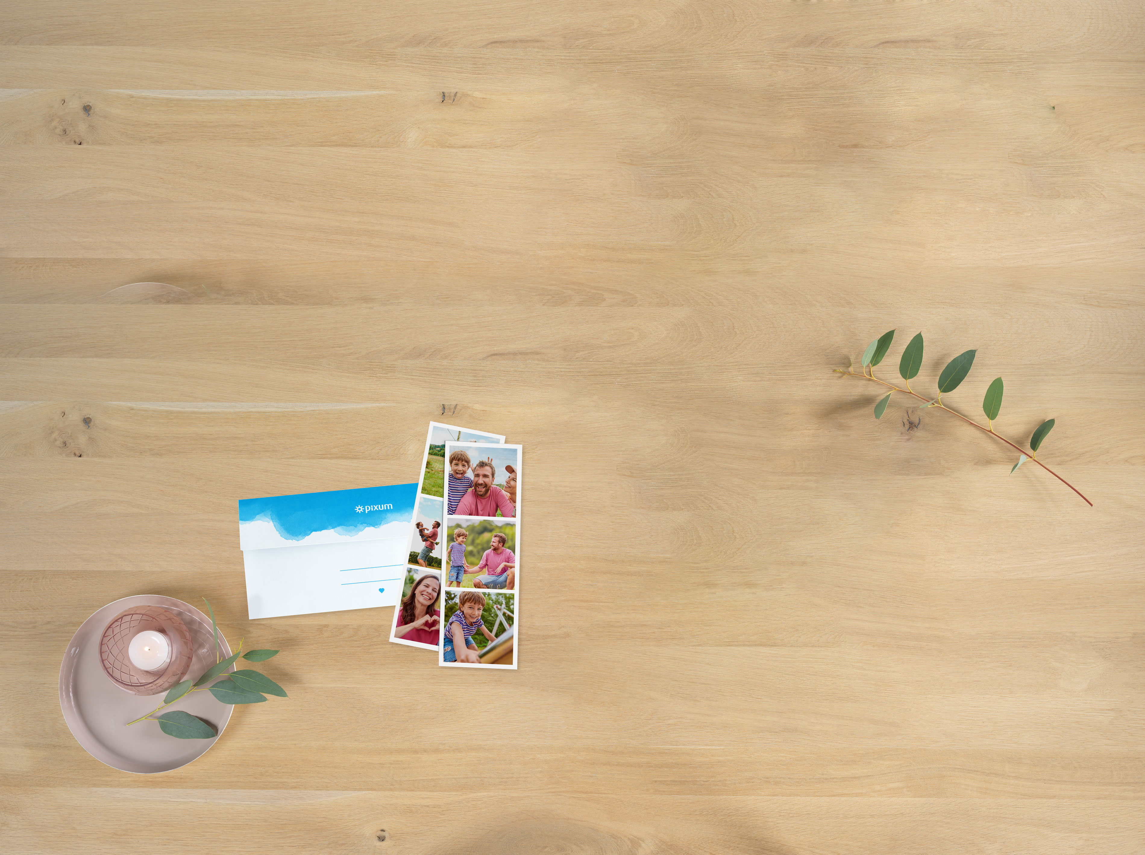 Fotostreifen mit spaßigen Familienmotiven und Umschlag in Aquarell-Design