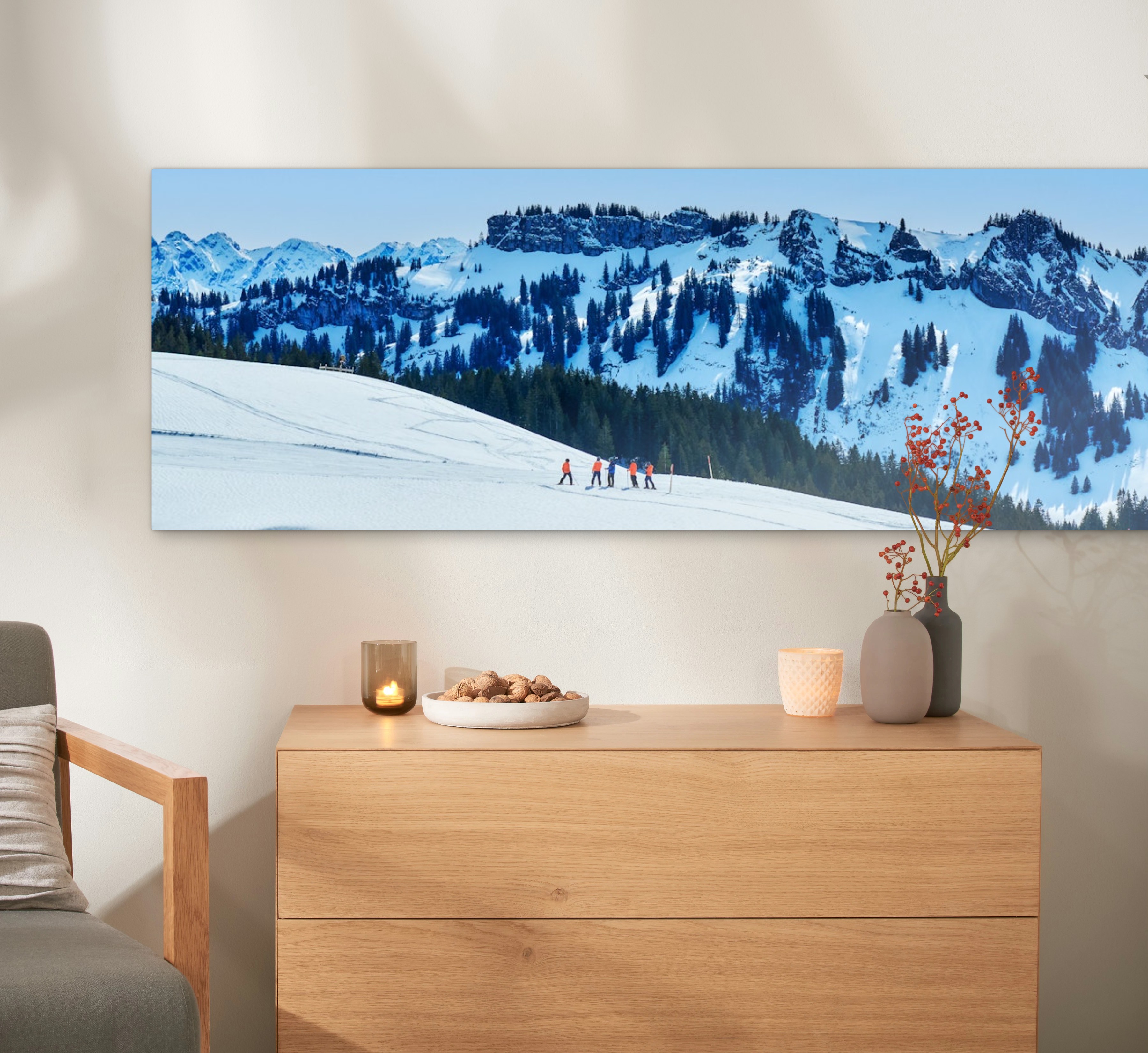 Ein Wandbild aus Alu-Dibond hängt an einer Wand. Darauf ist eine Landschaft abgebildet.