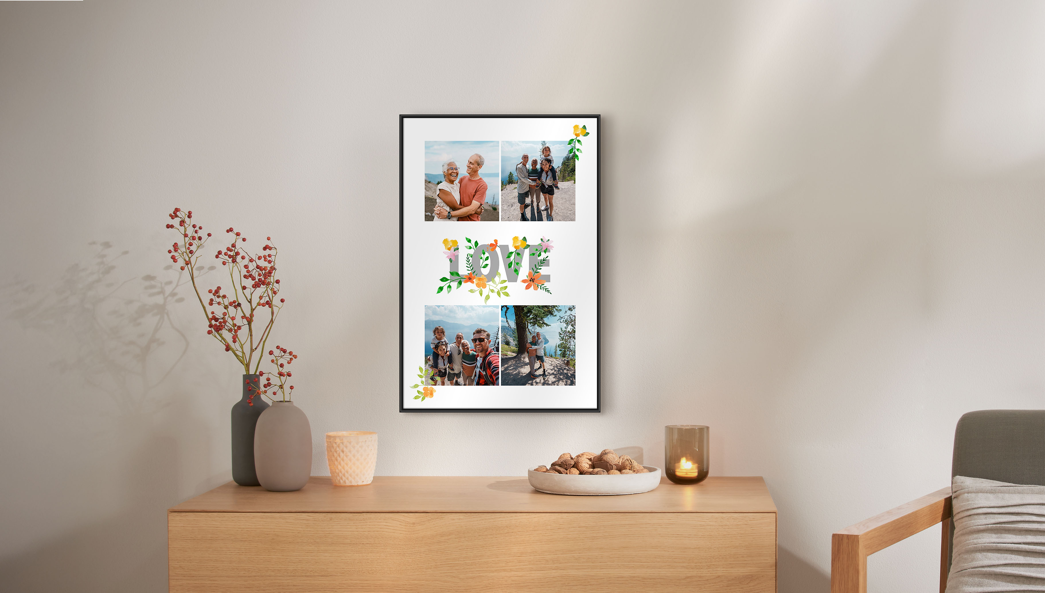 Über einer Kommode hängt ein Fotoposter mit einer Fotocollage, gerahmt in einem schwarzen Rahmen. Die Collage zeigt ein Pärchenn. Auf der  Collage steht "Love" und es sind Blumen abgebildet.