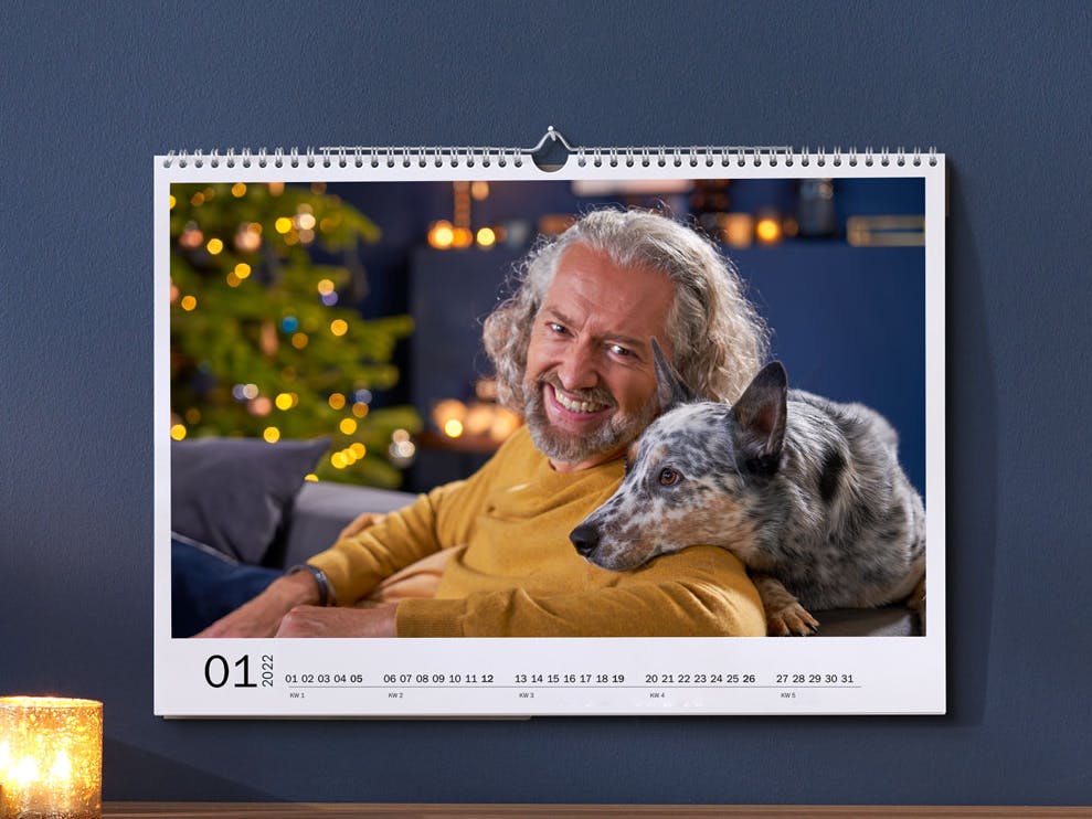 Personlig A3 panoramavægkalender med billede af en mand med en hund