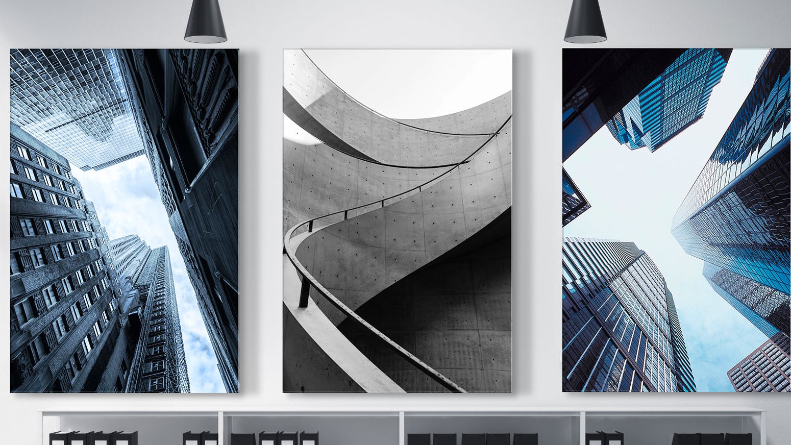Grote acrylglasfoto met architectuurfoto's in een kantoor