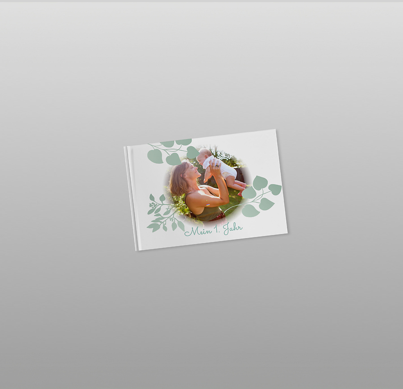 Eine Cover eines Pixum Fotobuches mit der Vorlage "Mein erstes Jahr", um ein Babyalbum zu gestalten