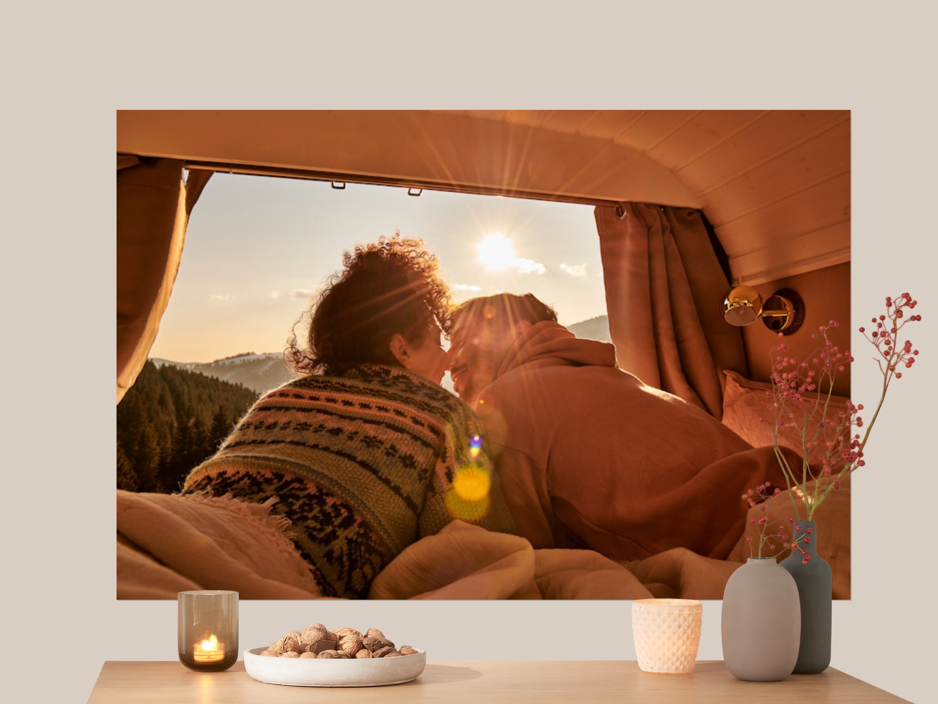 Un poster au format 150x100 cm avec une photo d'un couple regardant le choucher de soleil.