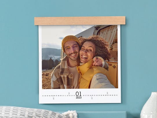 Vierkante wandkalender met houten lijst en winterse foto