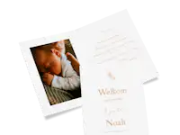 Babykaart maken Twee babykaarten met tekst en foto liggen naast elkaar.