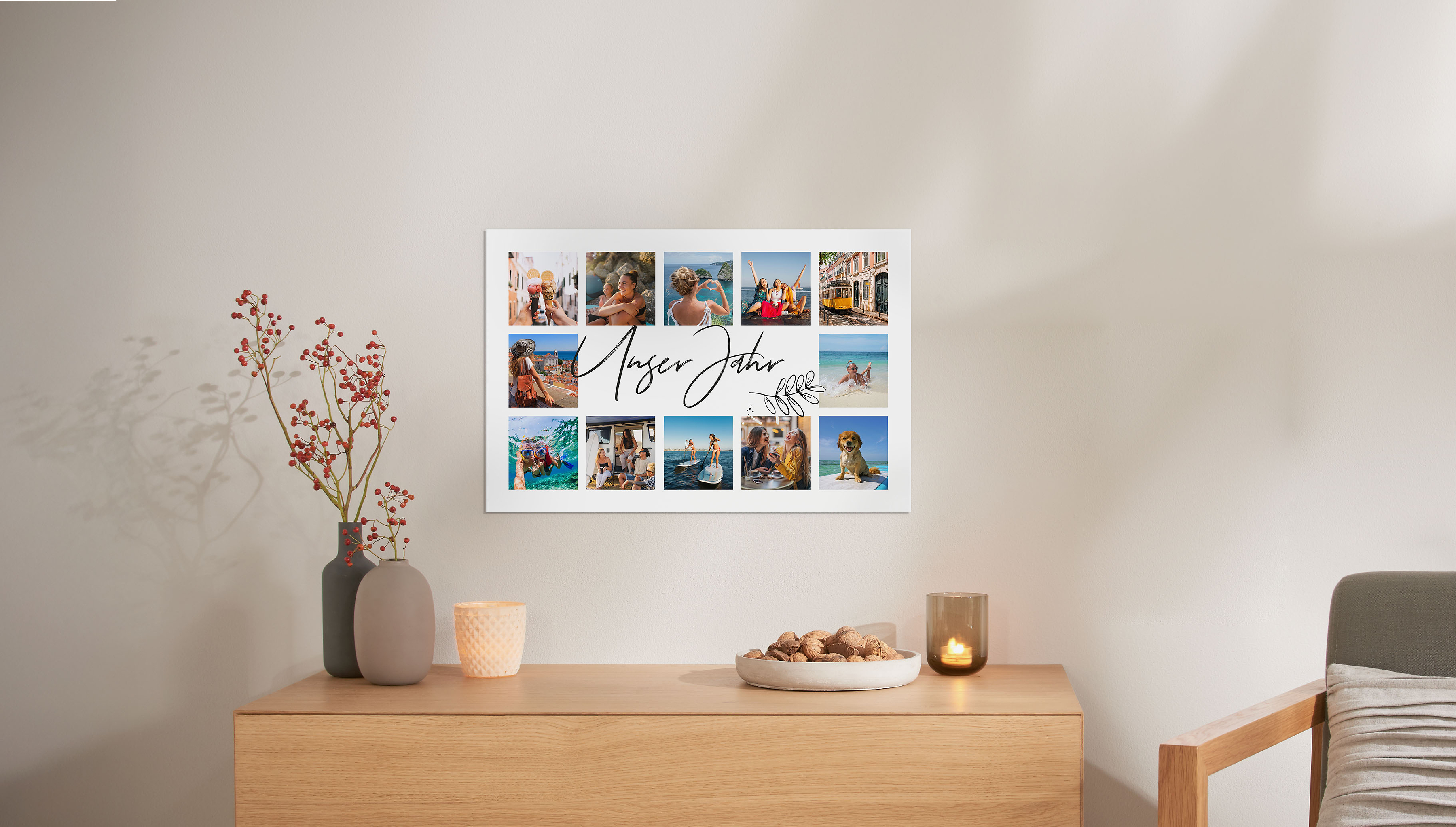 Au‑dessus d’une commode est accroché un poster photo avec un design en collage. Le collage est composé de photos d’un mariage et, au‑dessus des images, on peut lire « in love » en lettres blanches et italique. Sous les photos figurent les prénoms des mariés.